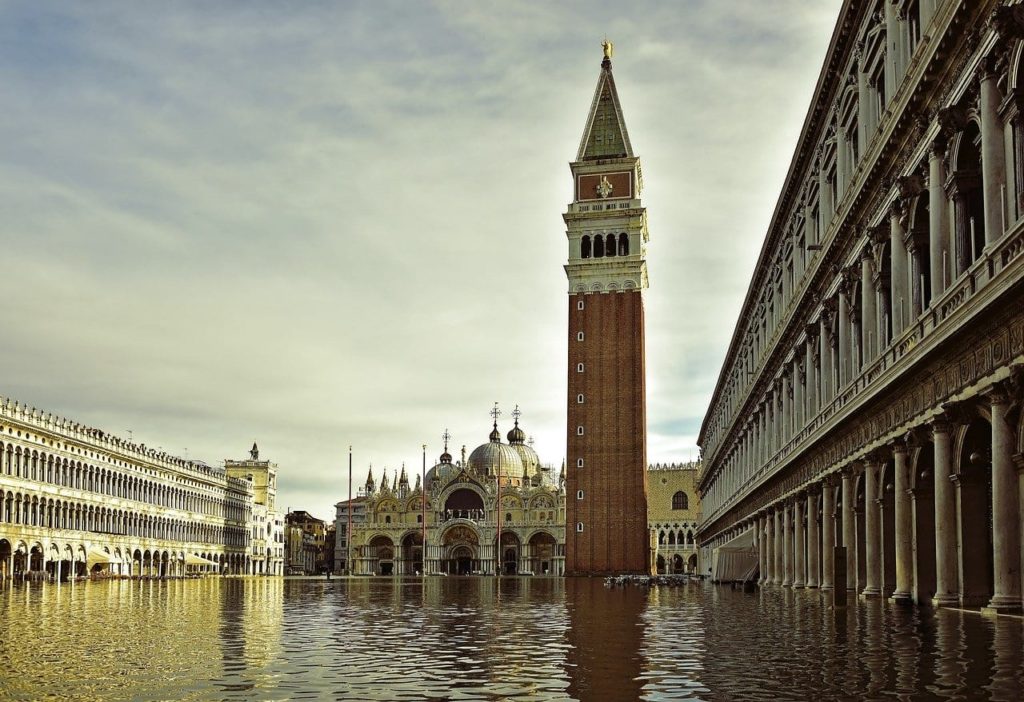 VENEZIA,  E GLI  “ANGELI  DELL’ ACQUA ALTA” 