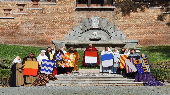 Castello di Pomaro Monferrato (AL). Abiti dell’antica sartoria astigiana “Principessa Valentina” di Samantha Panza e coordinamento di Gianni Gallo. Al centro Walter Siccardi nei panni di Aleramo con le famiglie aleramiche rappresentate dagli scudi (foto by Marco Sala).