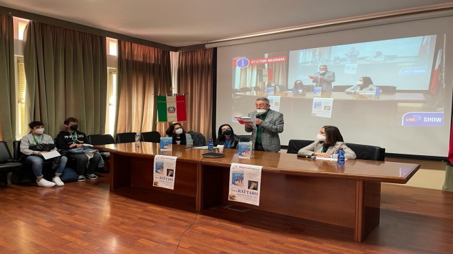 incontro con la lettura, organizzato quest’anno dall’I.T.T. Ettore Majorana, nel pieno rispetto delle ancora necessarie misure di prevenzione e contenimento dei rischi da Covid-19,  ha visto come protagonista e gradita ospite Sara Rattaro